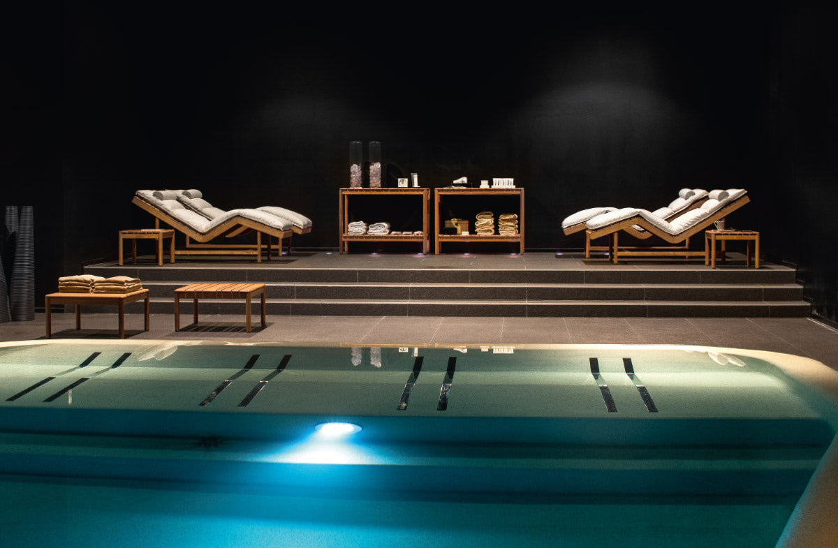 Outdoor Table Collection 09588