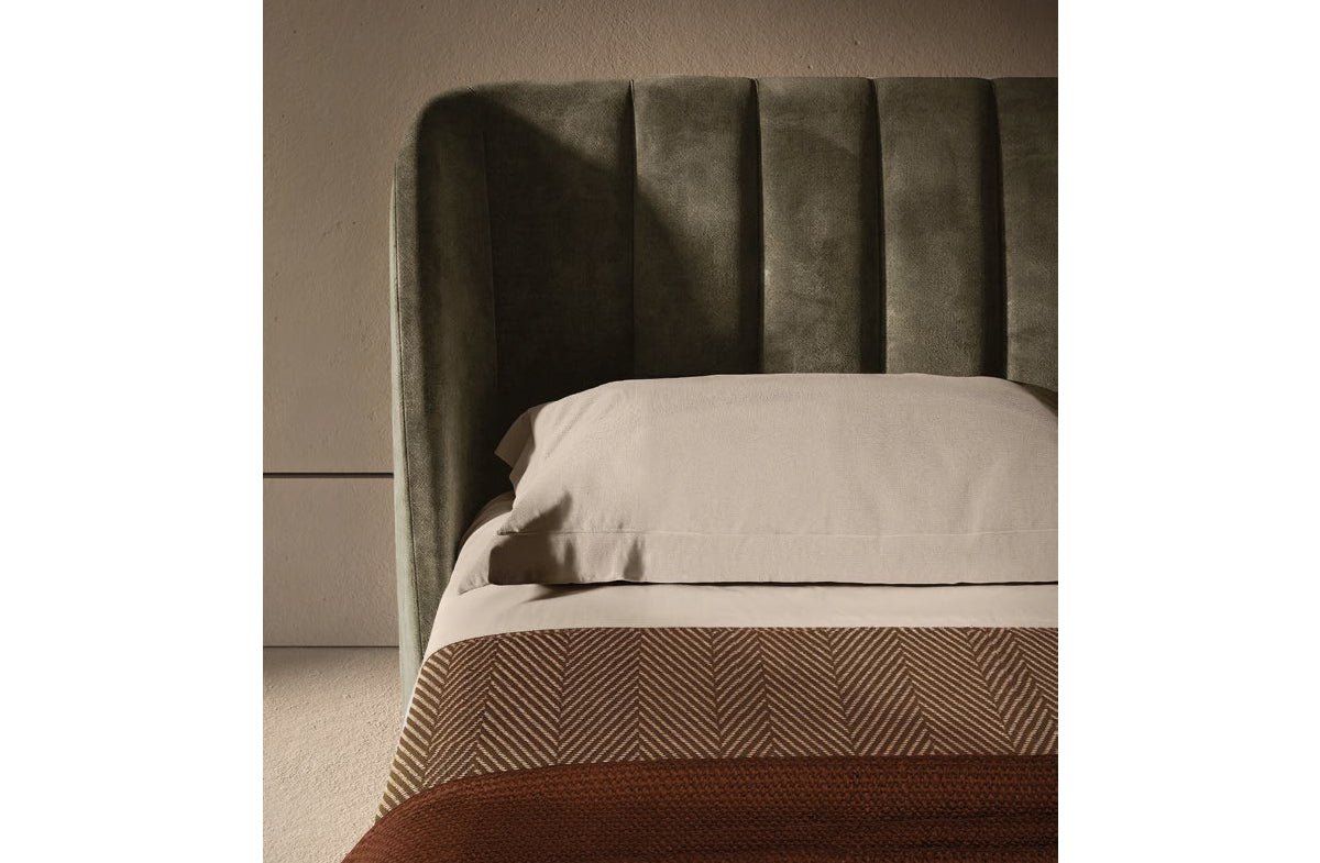 Bed 15879