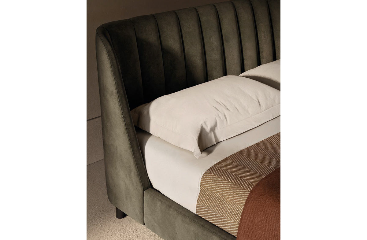 Bed 15879